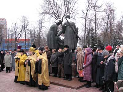 Панихида по погибшим во время освобождения Клина