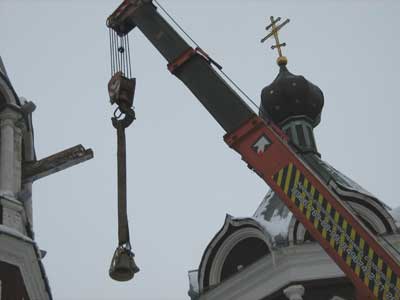Подъем колоколов в Скорбященском храме