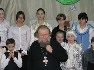 Учащиеся православной классической гимназии София с протоиереем Борисом Балашовом