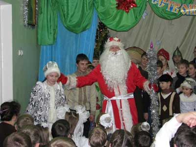 Дед Мороз со Снегурочкой поздравляют учащихся гимназии София