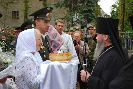 Владыку архиепископа Можайского Григория встречали в Клину хлебом-солью
