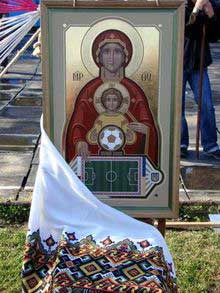 Икона с изображением Богородицы, Богомладенца Иисуса и футбольного поля
