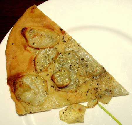 Постная пицца с травами и картофелем