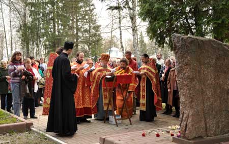 Панихида на клинском кладбище в Белавино на Радоницу