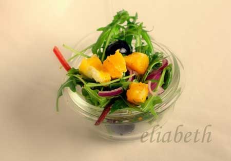 Постный зеленый салат с апельсинами и черными маслинами