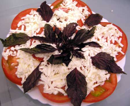 Рецепт салата с помидором брынзой и базиликом