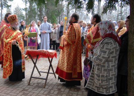 Панихида на кладбище в Клину в Белавино