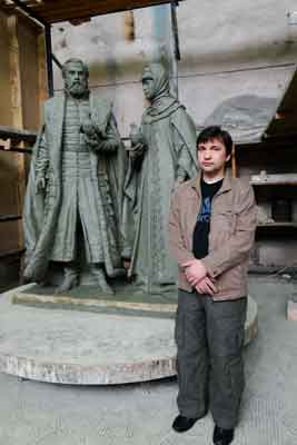 Клинский памятник святым Петру и Февронии Муромским с автором