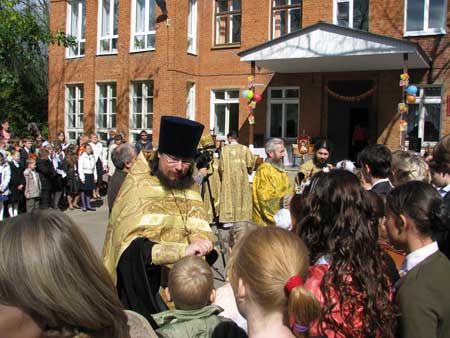 Благословение крестом в Клинской Православной классической гимназии София