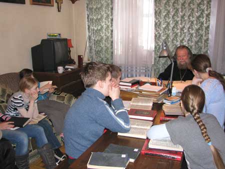 Занятия в воскресной школе при Скорбященской церкви г. Клина