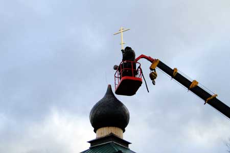 Установка креста на храм-часовню в Спас-Коркодино Клин