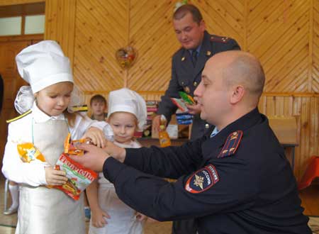 Сотрудники Отдела вневедомственной охраны Клинского муниципального района с детьми