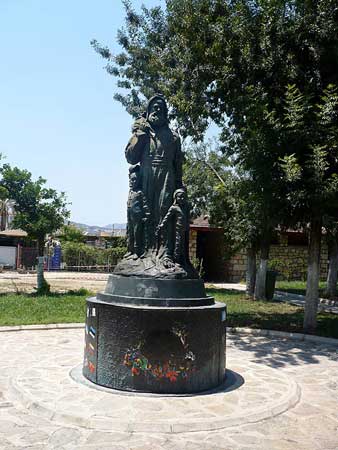 Памятник святителю Николаю в исламской Турци