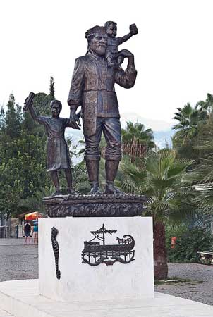 Памятник святителю Николаю в городе Демре работы турецкого скульптор