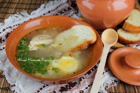Чесночный суп с гренками и яйцом