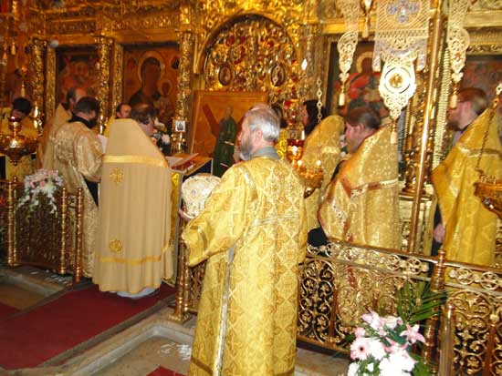 Клинские священники служат молебен у креста
