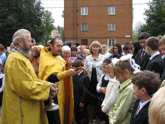 Православная классическая гимназия София г. Клина - окропление святой водой