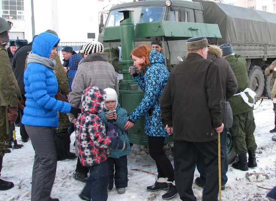 Угощение клинчан горячим чаем и солдатской кашей