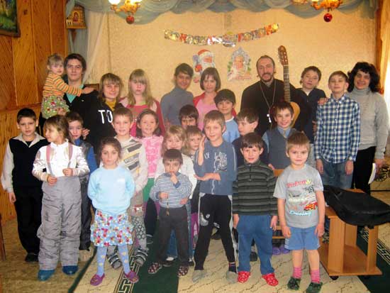  Священник Михаил Хайрутдинов на праздничной встрече в Социально-реабилитационном центре Согласие г. Клина