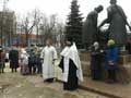 Клин: панихида на братской могиле советских воинов около Скорбященской церкви