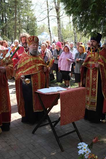 Клин. Панихида в Белавино на Радоницу