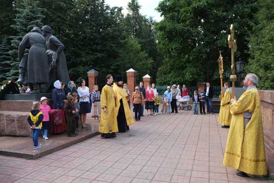 Панихида на мемориале павшим воинам в Клину